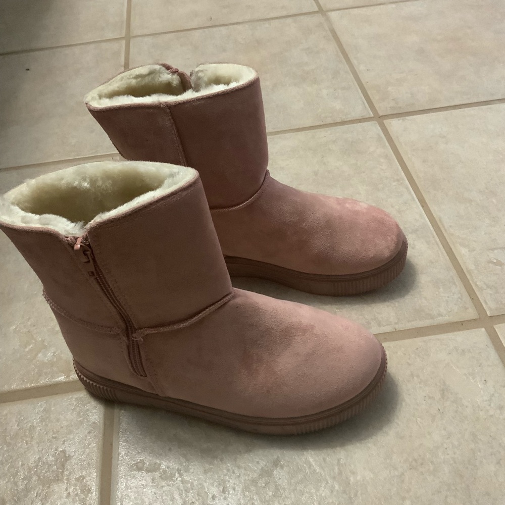 Pink blush bamboo booties with fur liner.